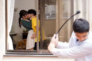 Bạn gái dễ thương khát nước quá nên đi ra sau giải nhiệt