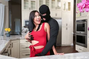 Thuê người làm tình cô bạn thân sắp kết hôn chỉ vì ghen tị