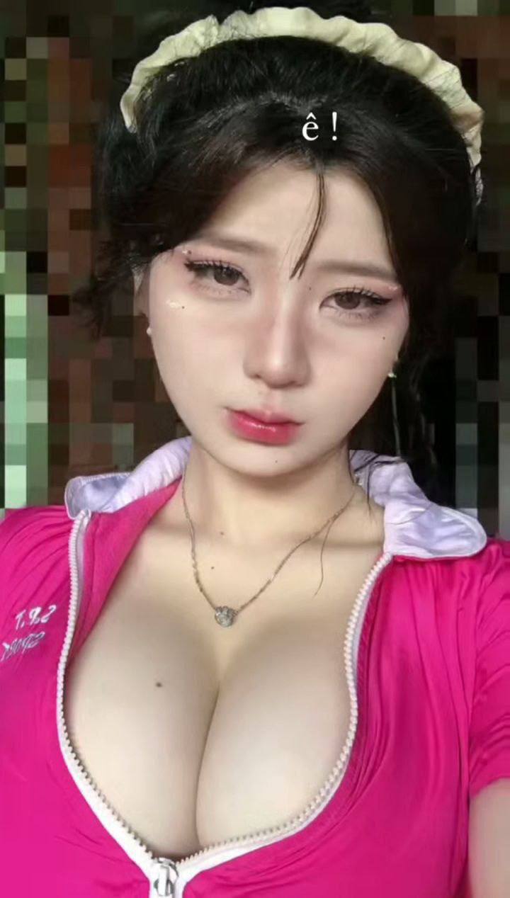 Một cô gái Thái có vòng 1 khủng với tất đen và đôi chân đẹp đang có vóc dáng tuyệt vời. Cô ấy tắm trong bồn tắm và quan hệ với âm hộ của mình. Cô ấy quan hệ với cô bé từ phía sau và xoa bóp ngực cô bé. Cô ấy di chuyển đến ghế sofa và cưỡi lên con mèo của mình.